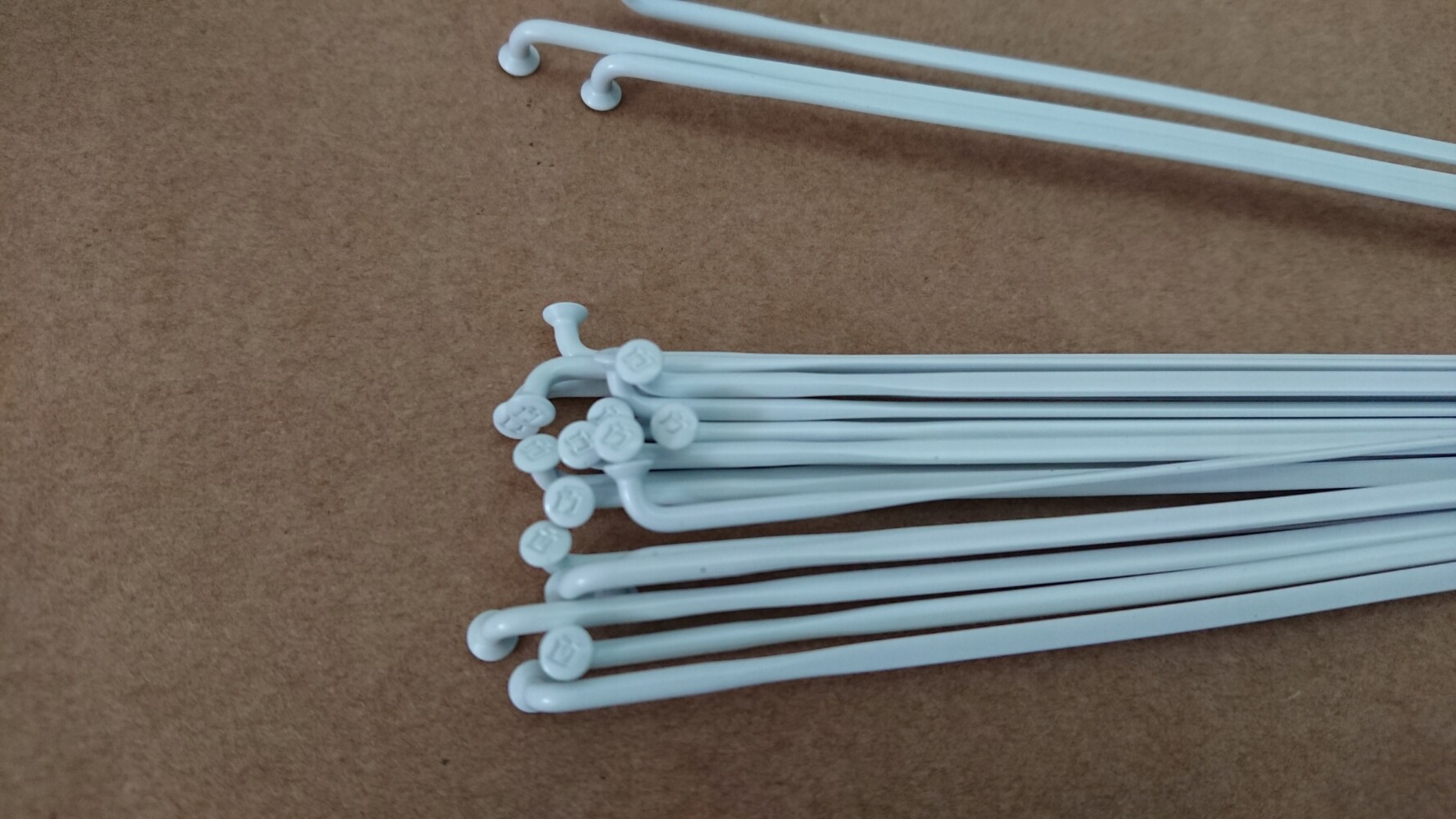 Szprychy DT aerolite 2.0/2.3x0.9 mm (białe).300mm - obrazek 5