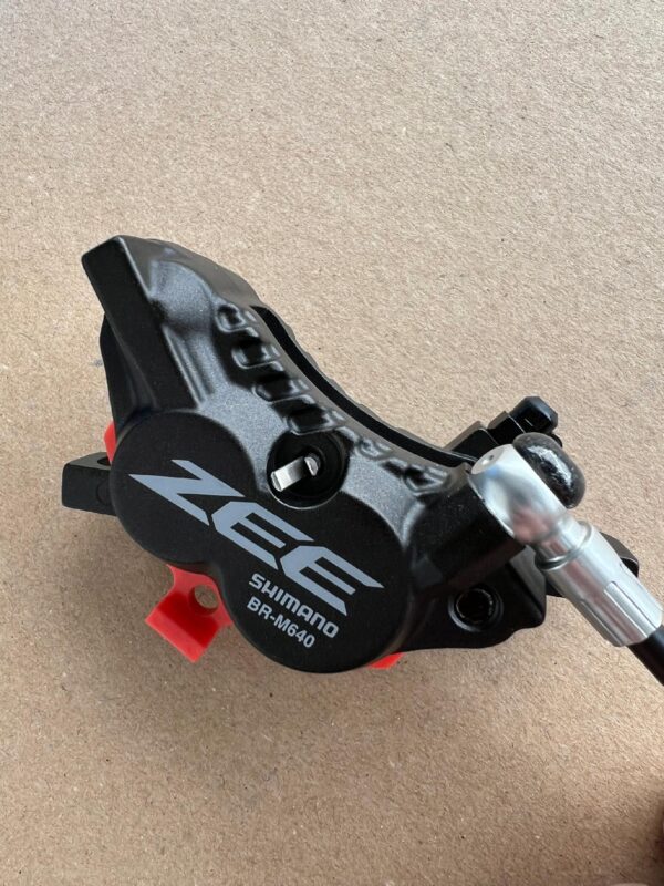 Hamulec tarczowy SHIMANO ZEE BR-M640/BL-M640 4 tłoczki przód 1000 mm - obrazek 4