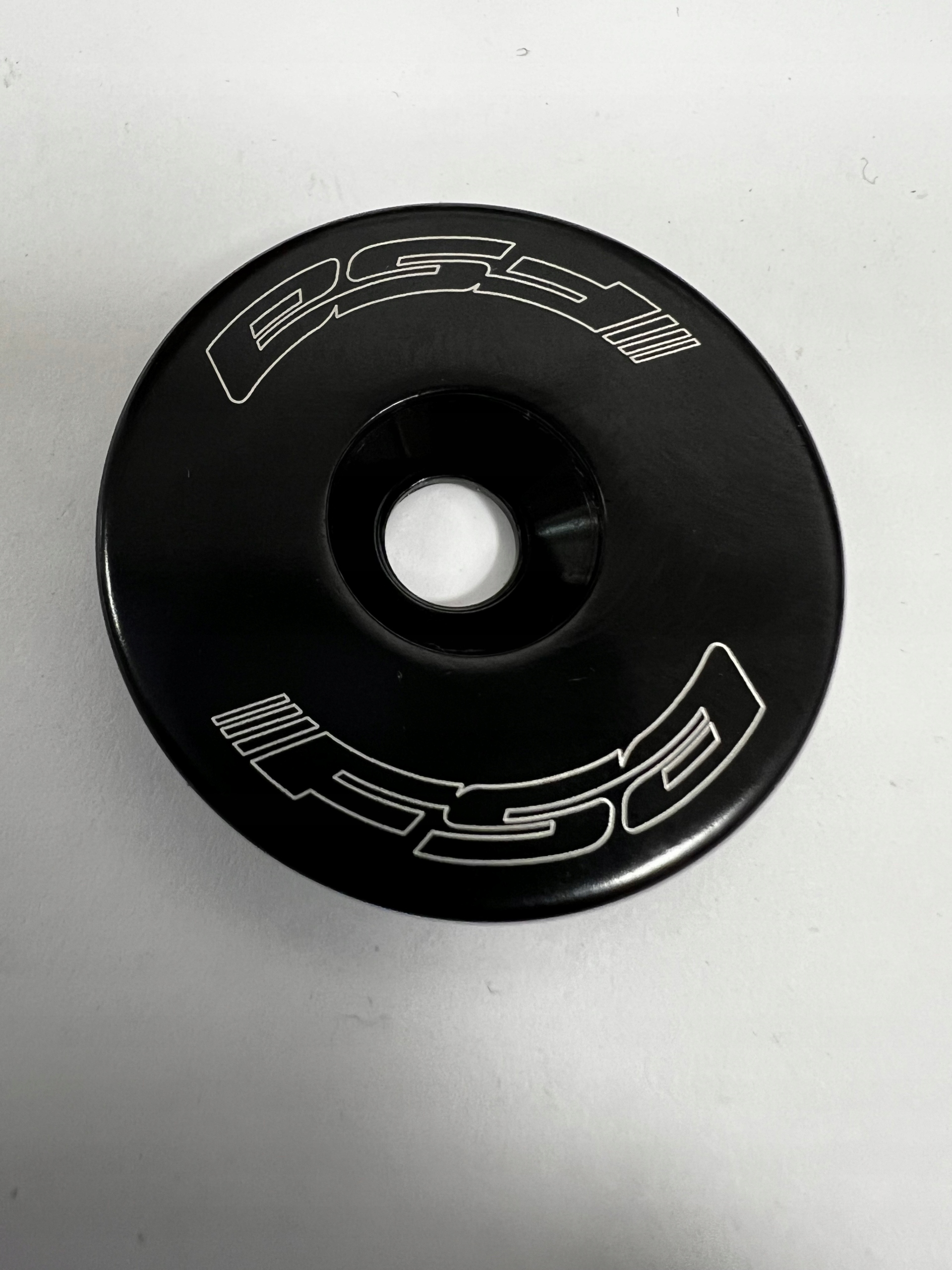 Nakrętka, kapsel ahead z białym logo FSA do rur sterowych 1 1/8